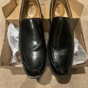 Clark’s Men’s leather New in Box black shoes, size 10 wide. Smoke free home.